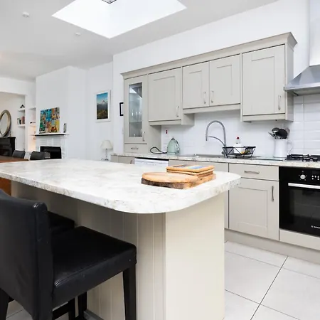 Large 3 Bed Family - 5 Min From Train Station Feriehus