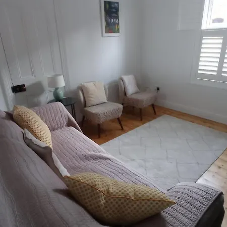 Large 3 Bed Family - 5 Min From Train Station Feriehus