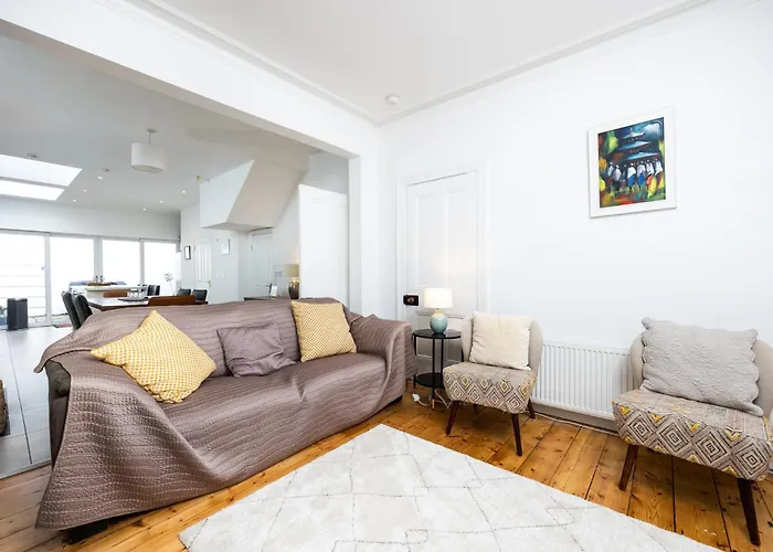 Large 3 Bed Family - 5 Min From Train Station * Dublin