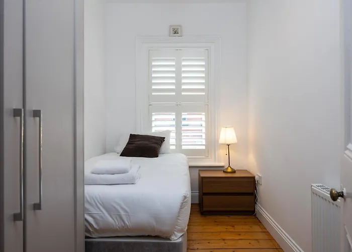 Large 3 Bed Family - 5 Min From Train Station Dublin