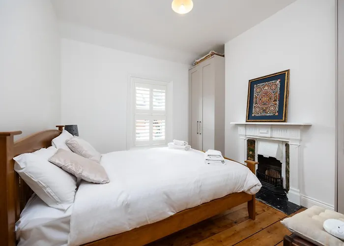 Large 3 Bed Family - 5 Min From Train Station *