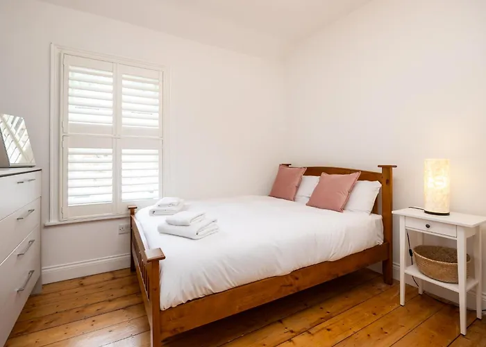 Large 3 Bed Family - 5 Min From Train Station Feriehus