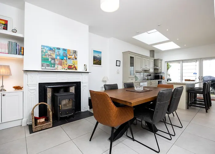 Large 3 Bed Family - 5 Min From Train Station * Dublin