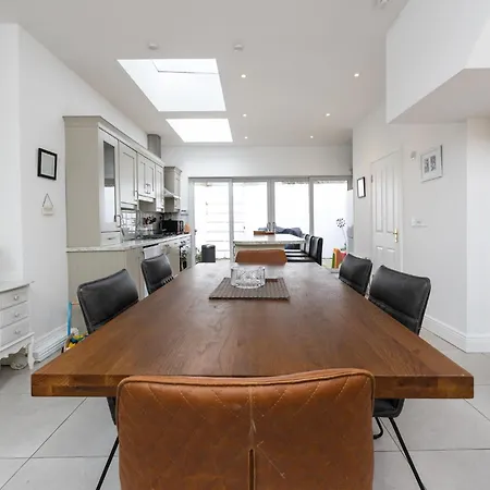 Holiday home Large 3 Bed Family - 5 Min From Train Station *
