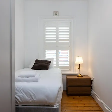 Large 3 Bed Family - 5 Min From Train Station Dublin
