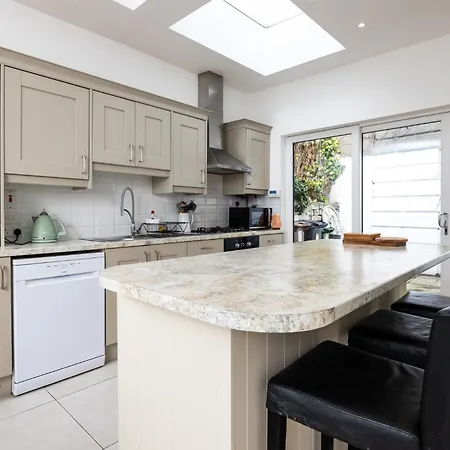 Large 3 Bed Family - 5 Min From Train Station Holiday home