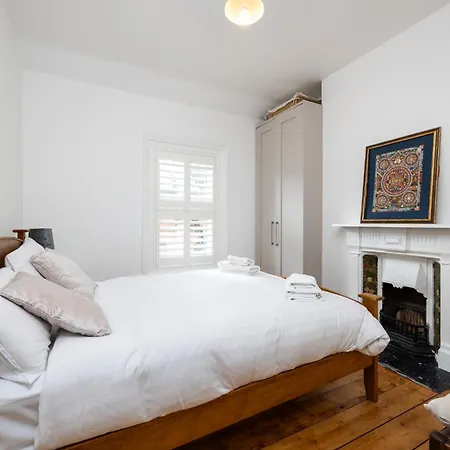 Large 3 Bed Family - 5 Min From Train Station *