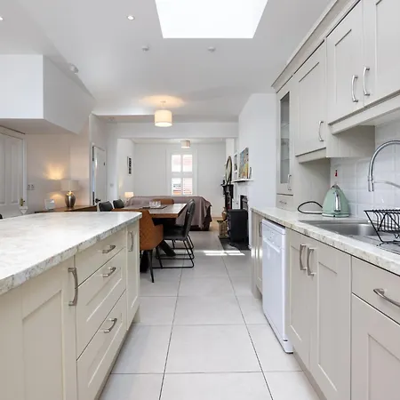 Large 3 Bed Family - 5 Min From Train Station Holiday home Dublin