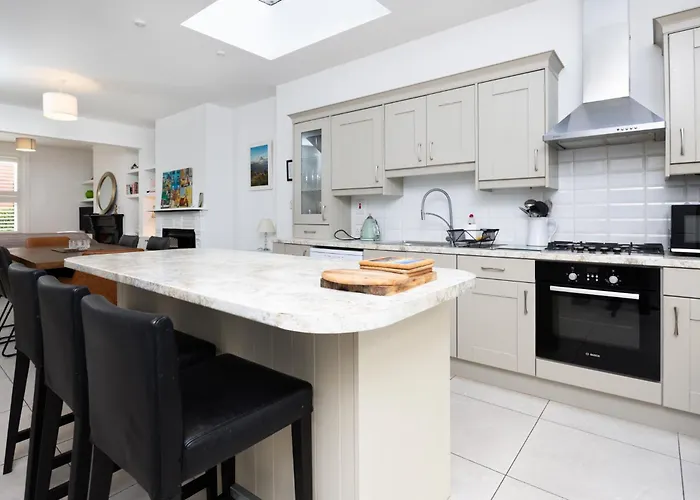 Large 3 Bed Family - 5 Min From Train Station Casa de Férias