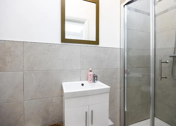 Large 3 Bed Family - 5 Min From Train Station 펜션