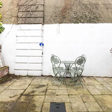 Large 3 Bed Family - 5 Min From Train Station Feriehus
