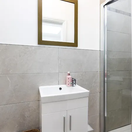 Large 3 Bed Family - 5 Min From Train Station Tatil Evi