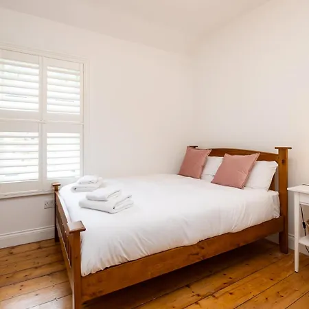 Large 3 Bed Family - 5 Min From Train Station Дом отдыха